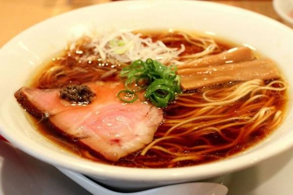 โตเกียวครองแชมป์เมืองหลวงมิชลินสตาร์ ร้านราเม็งเล็กจิ๋ว 9 ที่นั่งคว้าด้วย